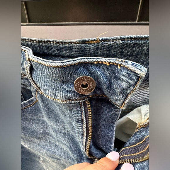 Embroidered jean skirt in size 24 - Picture 3 of 8